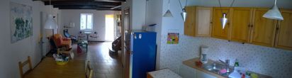 Wohzimmer und Küche (Panoramaufnahme)